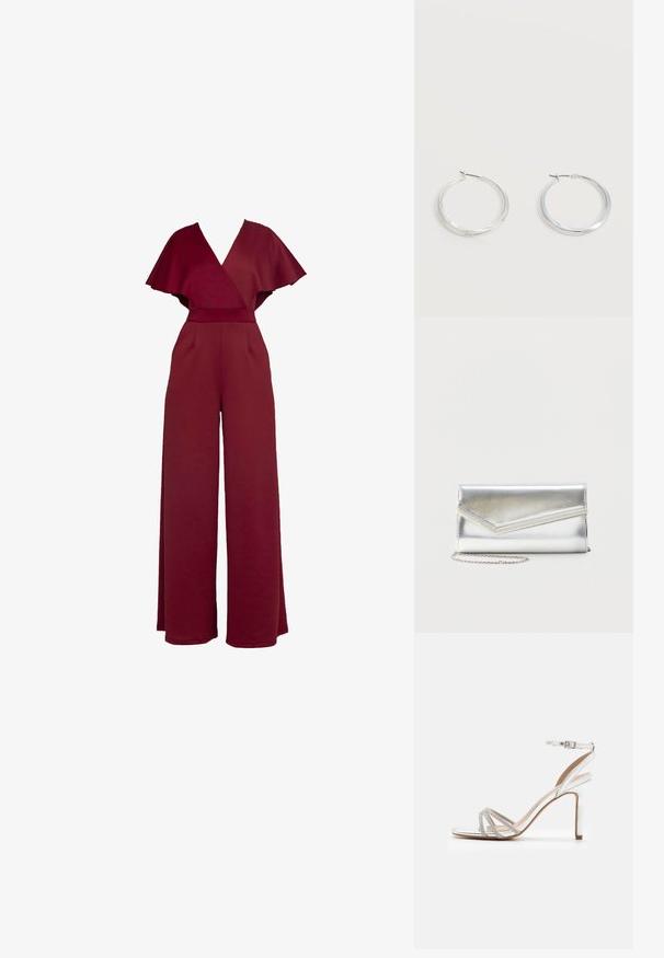 Combinaison bordeaux avec un décolleté en V profond, des manches larges et une taille cintrée. Caractéristiques d'un design à jambes larges et d'un tissu texturé.; Sandale argentée à talons hauts avec plusieurs brides ornées de strass, design ouvert à l'avant et boucle à la cheville. Fini métallique lisse.; Pochette argentée brillante avec rabat style enveloppe et garniture décorative, petite bandoulière chaîne argentée, sur fond clair uni.; Boucles d’oreilles créoles en métal argenté avec une surface lisse légèrement incurvée et des fermoirs à clapet sur un fond blanc uni.