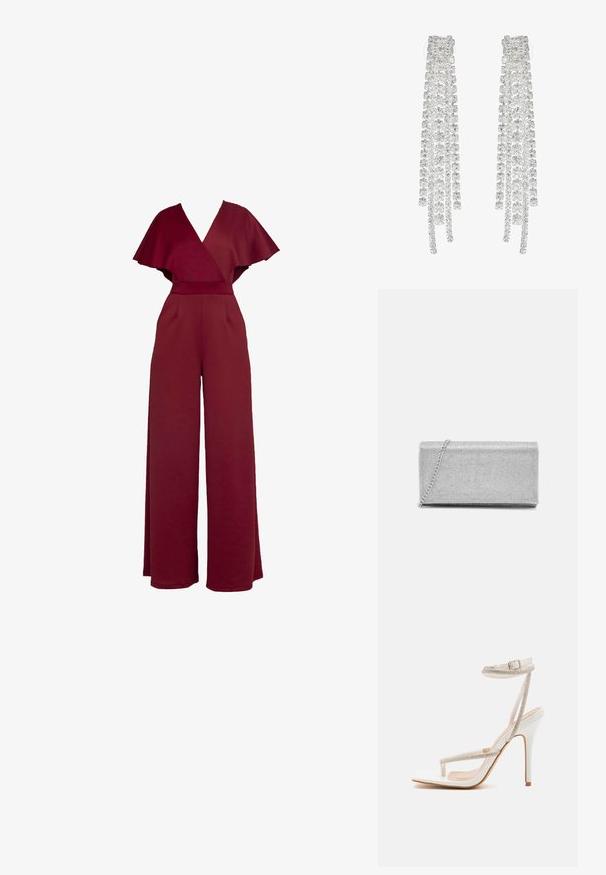 Bordeaux jumpsuit met een diepe V-hals, brede mouwen en een getailleerde taille. Kenmerkt zich door een wijde pijpenontwerp en gestructureerde stof.; RAID RORY - Sandalen met hoge hak - white; Zilveren metallic clutch met een geweven gaasontwerp, rechthoekige vorm en een kettingriem om mee te dragen. Gladde textuur en gepolijste afwerking.; Lange zilveren oorbellen met een scala aan heldere, facetteerde kristallen in een waterval van strengen met variërende lengtes en vormen.