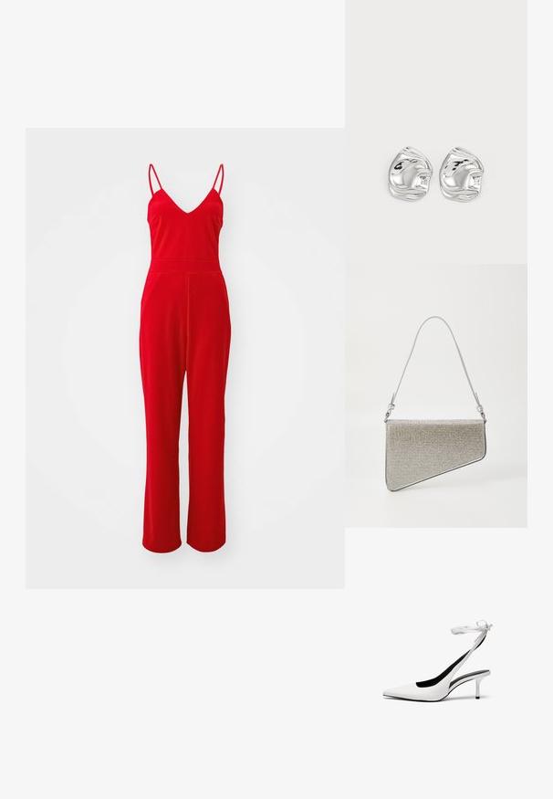 Rød jumpsuit med v-hals, tynde stropper og flagrende ben; lavet af glat stof med en tætsiddende overdelsdel og elastisk talje.; Hvide spidse slingback hæle med en tynd ankelrem. Glat lædermateriale, tynd stilethæl og en sort inderside.; Clutch taske med en trekantet form, dækket af sølvfarvet mesh-stof. Har en tynd, justerbar rem og metalhardware detaljer.; Sølv abstrakte stud øreringe med en poleret finish, der har glatte kurver og subtile konturer. Ingen synlige mønstre eller accenter.