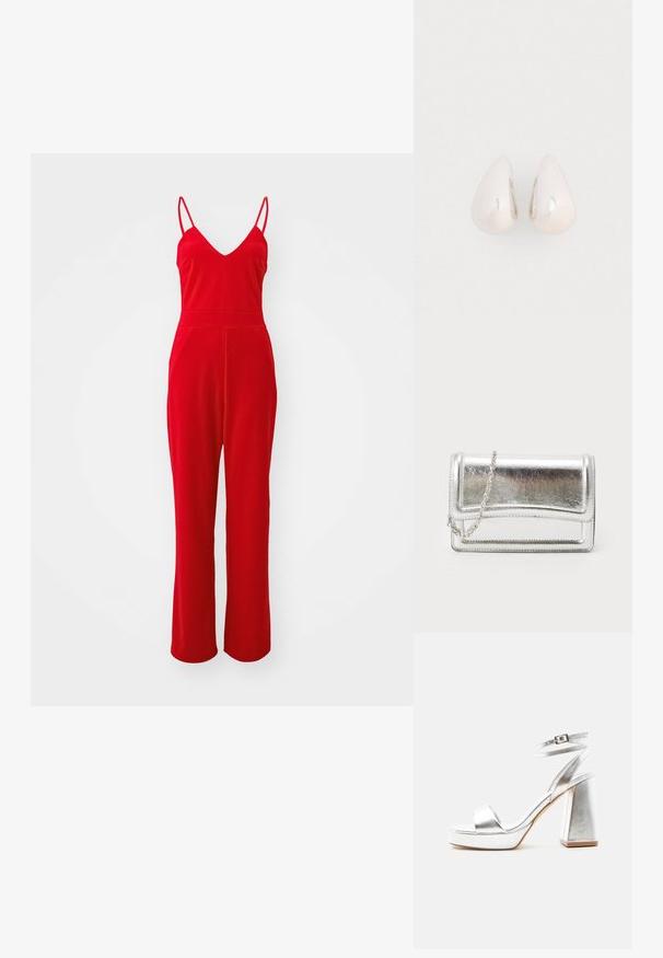 Rød jumpsuit med v-hals, tynde stropper og flagrende ben; lavet af glat stof med en tætsiddende overdelsdel og elastisk talje.; Sølv metallic højhælet sandal med ankelrem, blokhæl og åben tå på en ensartet lys baggrund.; Sølvmetallic clutchtaske med en glat overflade, klaffelukning og kædestropp. Har et struktureret rektangulært design og syninger som detaljer.; Sølvmetal dråbeøreringe med en glat, reflekterende overflade og tåreform, der har et sammenhængende design uden synlige udsmykninger.