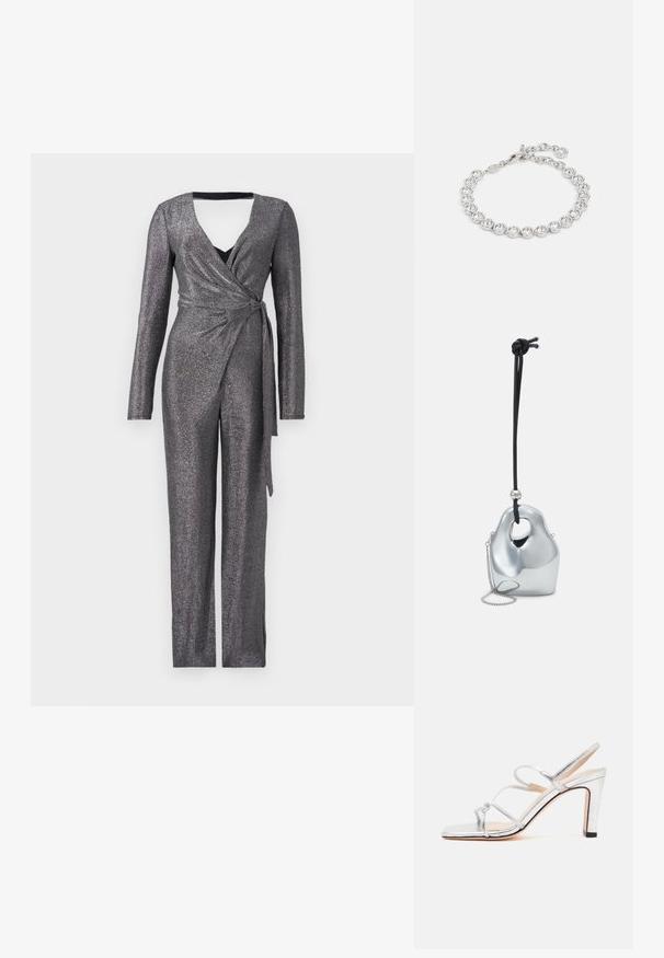 Glittery zilveren jumpsuit met lange mouwen, diepe V-hals en wikkelontwerp, met een strik in de taille en een brede pijpen snit.; Zilverkleurige hoge hak sandaal met drie dunne bandjes en een open teen, zijaanzicht tegen een effen witte achtergrond.; Zilveren metalen handtas met een unieke, gladde, organische vorm. Bevat een zwarte koordriem en een kleine ketting voor veelzijdige draagmogelijkheden.; Zilveren armband met ronde, heldere kristallen in ronde metalen zettingen, verbonden door een delicate ketting en een lobster clasp.
