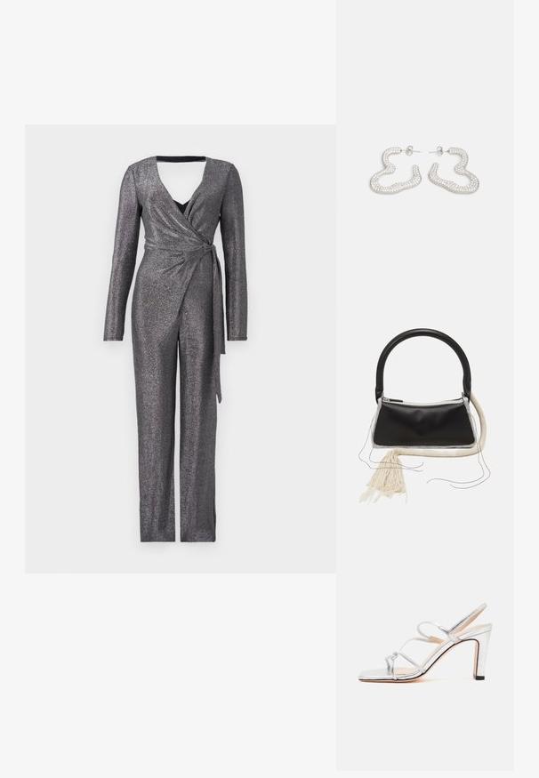 Glitrende sølvfarvet jumpsuit med lange ærmer, dyb V-hals og indpakningsdesign, der har et bånd i taljen og bred benåbning.; Sølv højhælet sandal med tre tynde remme og åben tå, vist fra siden på en ensfarvet hvid baggrund.; Sort lædertaske med et afrundet håndtag, sølv lynlås, hvid pelskant og en lang cremet kvast hæftet på forsiden.; Sølvfarvede øreringe med et bølget, abstrakt design prydet med små, funklende krystaller. Sikret med en studs baglukning.