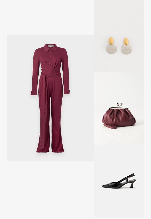 Burgunderfarbener langärmliger Jumpsuit mit einem Kragen, Knopfverschluss, Wickeldesign und weitem Bein. Weiches, strukturiertes Material.; Schwarzer Slingback-Pumps aus Lackleder mit spitzer Spitze und verstellbarem goldfarbenem Riemen auf weißem Hintergrund.; Kleine burgunderrote Lederclutch mit silbernem Metallverschluss und Handgelenksriemen auf weißem Hintergrund.; Ohrringe aus Gold und Silber mit einer runden Diskusbasis und einem ovalen Oberteil, glatte Textur und polierte Oberfläche.