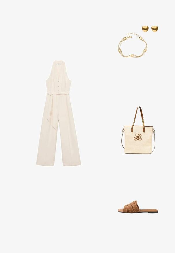 Crème jumpsuit met een diepe V-hals, knoopsluiting, wijd uitlopende pijpen en een bijpassende tailleband voor een getailleerde silhout.; Bruine suède slide-sandaal met kruisvormige bandjes met witte stiksels en een platte zwarte zool, gezien vanaf de zijkant op een witte achtergrond.; Tote bag gemaakt van geweven beige materiaal met bruine leren accenten, voorzien van gouden kettinghengsels en een geborduurd logo aan de voorkant.; Sieradenset in goudtint met een armband met golvende schakels en ovale accenten, en oorstekers in de vorm van hartjes. Gladde, glanzende afwerking.