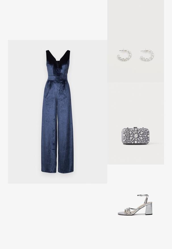 Marineblå velour jumpsuit med dyb V-udskæring, brede ben og en tætsiddende talje. Har ærmeløs design og struktureret stof.; Sølvmetallic højhælede sandaler med blokhæle, tynd ankelrem og flere brede remme over forfoden. Glat tekstur.; Lille rektangulær mørkegrå clutch pyntet med klare rhinsten i et strålende mønster og en sølvkæde som strop.; Sølv creoler prydet med klare, facetslebne krystaller, med bagstykke og gennemsigtige ørestoppere på hvid baggrund.