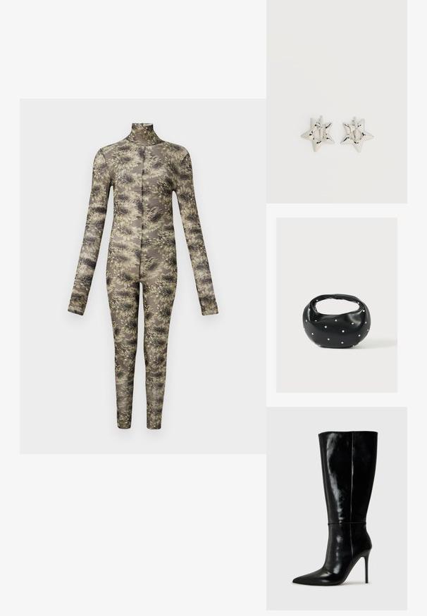 Langærmet, tætsiddende bodysuit i gennemsigtigt stof med et blomstermønster i beige og mørke nuancer, der har høj hals og lange ben.; Sorte læderknælange støvler med spids tå og høj stilettohæl. Glat tekstur og slank design, med minimalt detaljer.; Sort læderhåndtaske med en rundet form, dekoreret med sølvnitter, og et kort håndtag. Glat tekstur og lynlåslukning.; Sølv stjerneformede øreringe med en glat, poleret finish på en ensfarvet hvid baggrund.