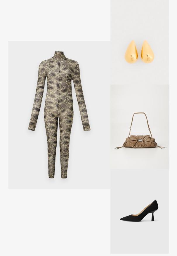 Langærmet, tætsiddende bodysuit i gennemsigtigt stof med et blomstermønster i beige og mørke nuancer, der har høj hals og lange ben.; Sorte ruskinds højhælede pumps med spids tå, der har en blank sort blokhæl og en glat indvendig foring.; Brun læder håndtaske med en sammensamlet front, sølv hardware detaljer og en enkelt strop. Glat tekstur med rektangulær form.; Guld dråbeøreringe med en glat, poleret overflade og afrundede bunde, der reflekterer lyset med en skinnende finish.