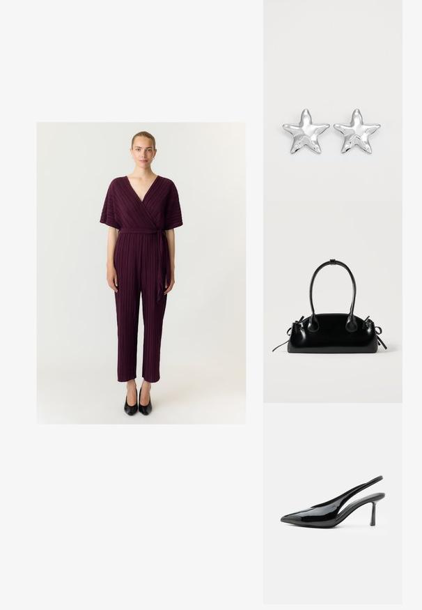 Femme portant une combinaison cache-cœur plissée couleur prune à manches courtes et des talons noirs, debout devant un fond clair uni.; Escarpin slingback en cuir verni noir à talon haut, bout pointu et talon aiguille fin sur fond blanc.; Petit sac à main noir brillant avec deux longues anses et des détails à cordon sur les côtés sur un fond clair uni.; Boucles d'oreilles argentées en forme d'étoile, avec une surface lisse et brillante. Chaque boucle d'oreille possède cinq pointes et des détails subtils de texture de surface.