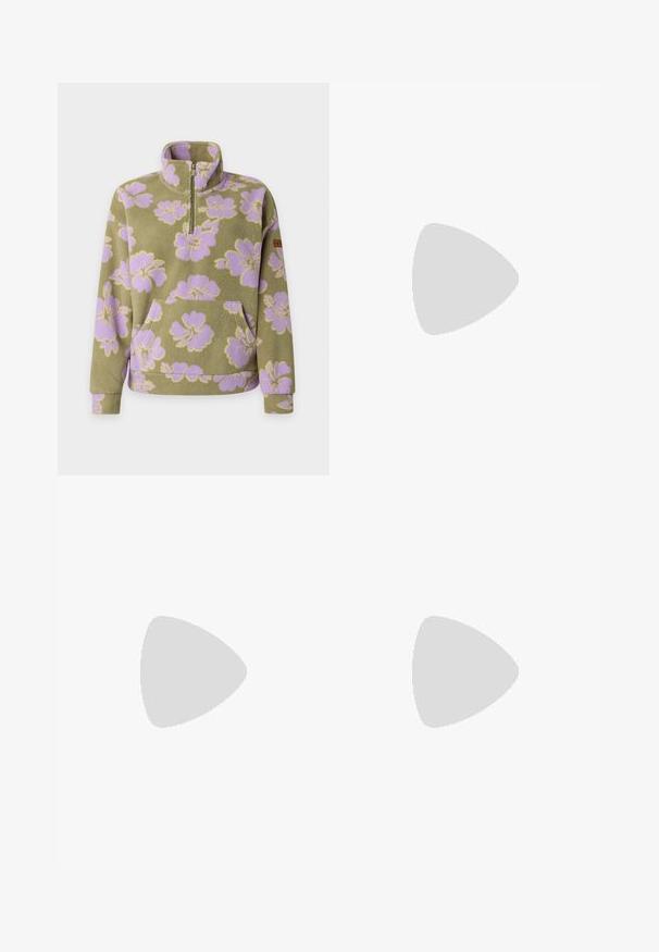 Pull polaire vert olive avec motif floral lavande, col avec fermeture éclair au quart, et poche kangourou devant.; T-shirt en coton blanc avec un imprimé graphique de fleurs tropicales en orange et jaune, et le texte "SUN KISSED 1990 Roxy."; Pantalons large en beige clair avec un tissu texturé, dotés d'une taille élastique et de deux poches latérales.; Baskets en daim rose avec des accents blancs et des semelles blanches épaisses, associées à un pantalon vert à motifs avec des bandes latérales roses.