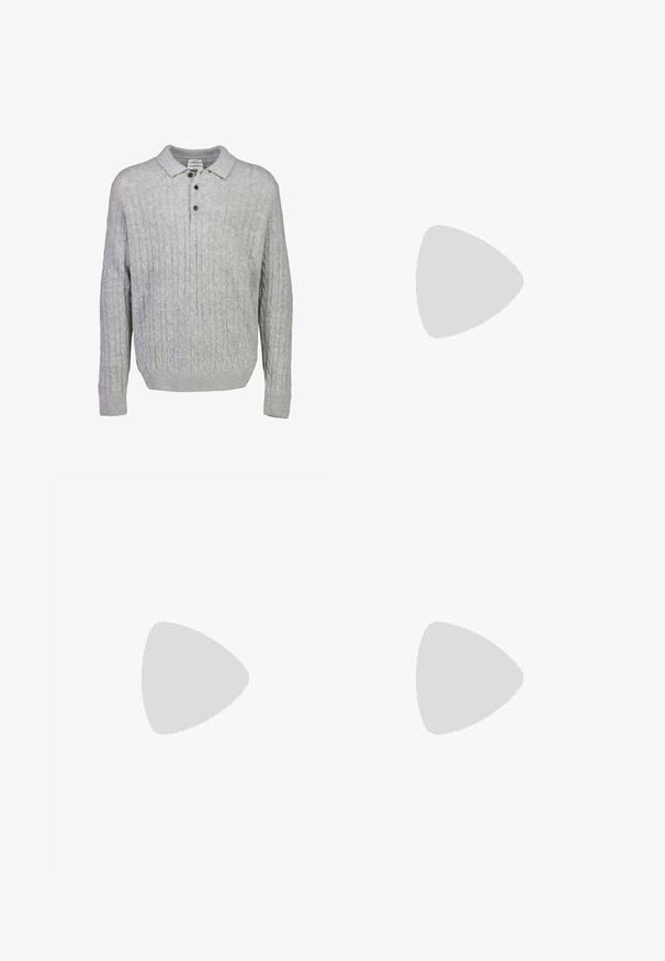 Pull-over en tricot gris avec col polo, présentant un motif de câble texturé, trois boutons et des poignets et un ourlet côtelés.; Haut blanc sans manches en coton à col rond avec épaules structurées, marqué "WEEKDAY" sur l'étiquette du col, présenté sur un fond gris clair.; Jean denim noir délavé à jambe droite avec bouton frontal, fermeture éclair et conception à cinq poches, présenté à plat sur un fond blanc.; Chaussure habillée en cuir noir avec un bout arrondi, cinq œillets pour les lacets, une texture lisse et une semelle en caoutchouc basse.