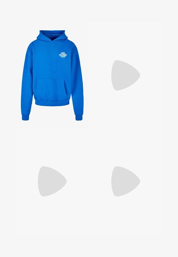Blå hoodie lavet af bomuldsblanding, med en kænguru-lomme, ribbede manchetter og et grafisk teksttryk på venstre bryst.; Rundhals kortærmet t-shirt i ensfarvet hvid, lavet af blød bomuld, har et simpelt design uden synlige mønstre eller detaljer.; Lyseblå sweatpants med elastisk talje, tætsiddende ben og et hvidt logo på venstre lår. Lavet af blødt, struktureret stof.; Hvide lædersneakers med en struktureret sort Swoosh, flade snørebånd og en gummisål med et rillemønster. "AIR" er præget på hælen.