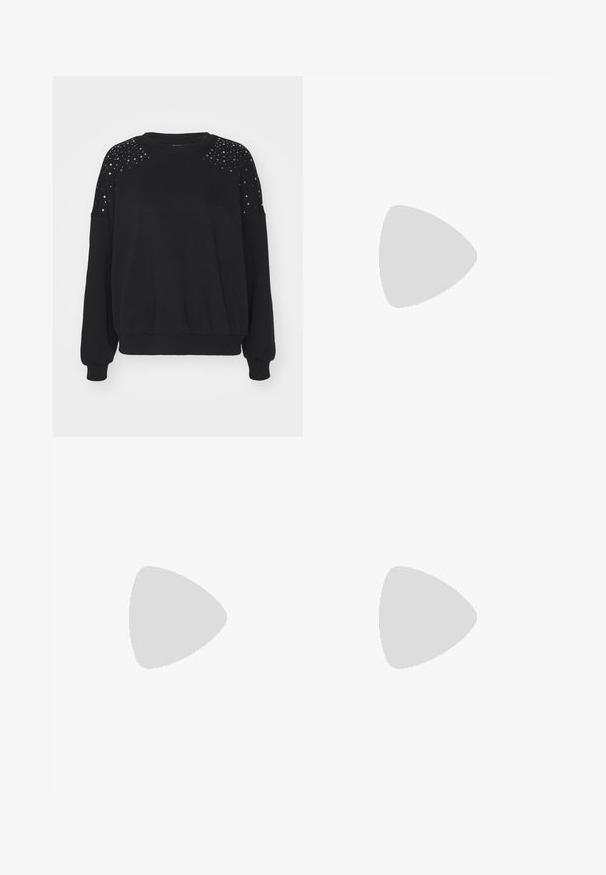 ONLY ONLROSALIA O NECK SEQUINS - Sweater - black; ONLY Tall ONLSMOOTH WIDE  - Broek - black; Zwarte suède enkellaarzen met puntige neuzen, stiletto-hakken en zijritsen. De visuele textuur is zacht; het ontwerp is slank en aansluitend.; Zilveren hoepeloorbellen, cirkelvormig, met een gladde glanzende textuur en een constante breedte. Minimalistisch ontwerp zonder extra accenten.