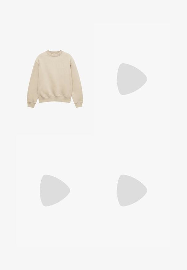 Sweat-shirt beige à manches longues avec col rond, poignets et ourlet côtelés, présenté sur fond blanc.; T-shirt oversize en coton blanc avec un col rond et des manches courtes ; texture lisse, sans motifs ni accents visibles.; Pantalon de survêtement gris clair avec taille élastique et poches latérales, coupe droite, fabriqué en tissu doux.; Chausson beige à enfiler avec un bord marron et une doublure en fourrure douce, semelle plate et bout fermé, vue de côté sur un fond clair uni.