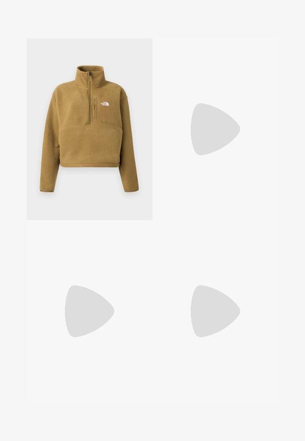 Beige fleece trui met een halve ritssluiting bij de kraag, een voorzak en een elastische zoom; heeft een zachte, gestructureerde oppervlakte en een wit logo-accent.; Grijsblauw T-shirt met korte mouwen en ronde hals, met een klein wit The North Face-logo op de linkerborst, afgebeeld tegen een witte achtergrond.; The North Face W QUEST SOFTSHELL PANTS - Broek - tnf black; Tan enkellaarsjes met een gestructureerde leren bovenkant, fleece voering, ronde veters en een rubbere buitenzool met een zwart-wit ontwerp.