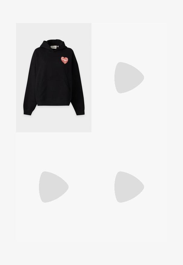 Sudadera negra con capucha, bolsillo frontal y pequeño logo rojo en forma de corazón en el pecho que dice "Carhartt WIP" con detalles florales.; Camiseta de manga corta de color rosa claro con pequeños gráficos de tomates rojos y texto circular en la parte superior izquierda del pecho.; Falda larga negra con botones y cremallera en el frente, bolsillos laterales tipo cargo y una etiqueta de tela roja "Retirar antes del vuelo" en la cinturilla.; Zapatilla deportiva de cuero negro con un diseño acolchado, punta redondeada, cordones en la parte delantera y suela de goma. Presenta un sutil logotipo en el lateral.