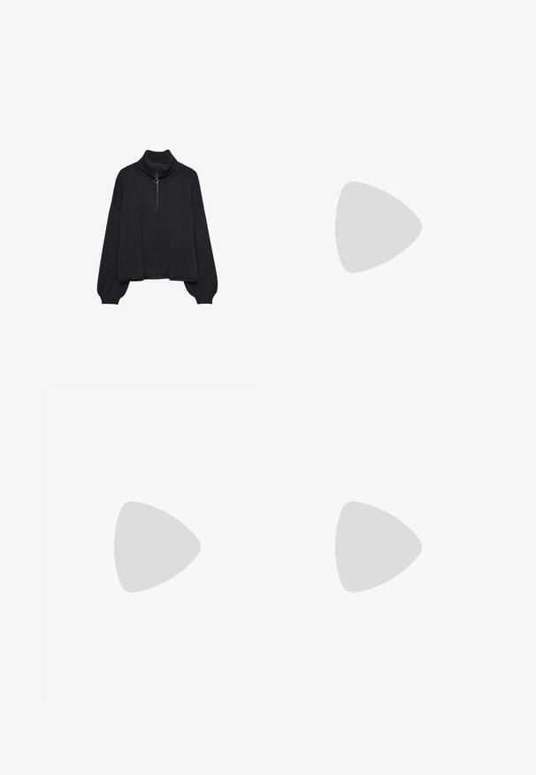 Sort højhalset sweater med halv lynlås foran, oversized ærmer og blød tekstur. Har ribbet krave og kant. Minimalistisk design.; Sorte leggings med en bred, elastisk talje. Fremstillet af et glat, strækbart materiale, skræddersyet til en tætsiddende silhuet uden synlige mønstre.; Sort ruskindsstøvle med hvid pelsfor, der har snørebånd foran, polstret ankelstøtte og gummisål for godt greb.; Sorte uldvanter med en blød tekstur, forlænget form og ribbede manchetter, hvor den ene vante har en tommelåbning.