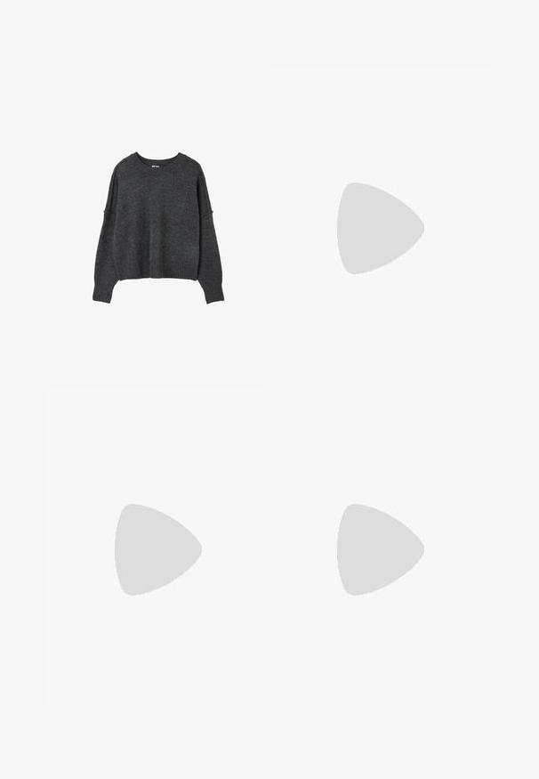 Mørkegrå strikket sweater med lange ærmer, rund halsudskæring og ribstrikkede manchetter og kant, vist på en hvid baggrund.; Mørkeblå denim wide-leg jeans med høj talje, fem lommer, kontraststing og sølvfarvet metalbeslag. Glat overflade og pæn finish.; Sorte ruskinds ankelstøvler med en rund tå, der har en forhøjet sål og en sidesløjfe for nem påtagning. Designet er enkelt med minimale detaljer.; Sort læder tote taske med en glat overflade, en blød, afrundet top og brede håndtag. Har minimal syning og en afslappet silhuet.