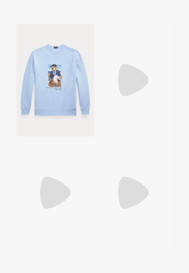 Lyseblå langærmet sweatshirt med grafik af en bjørn i sømandsudstyr, der sidder på en stol, mærket Polo Bear af Ralph Lauren.; Beige langærmet skjorte med knapper, krave, forreste knapper og lille mørkeblå broderet logo på venstre bryst.; Hvide denimjeans med lige ben, der har fem lommer, kobberhardware og diskrete syningsdetaljer. Glat tekstur med en ren finish.; Hvid low-top sneaker med grøn stribe og Polo-logo på siden, grøn hæl-flik og hvide snørebånd, vist fra venstre side på ensfarvet baggrund.