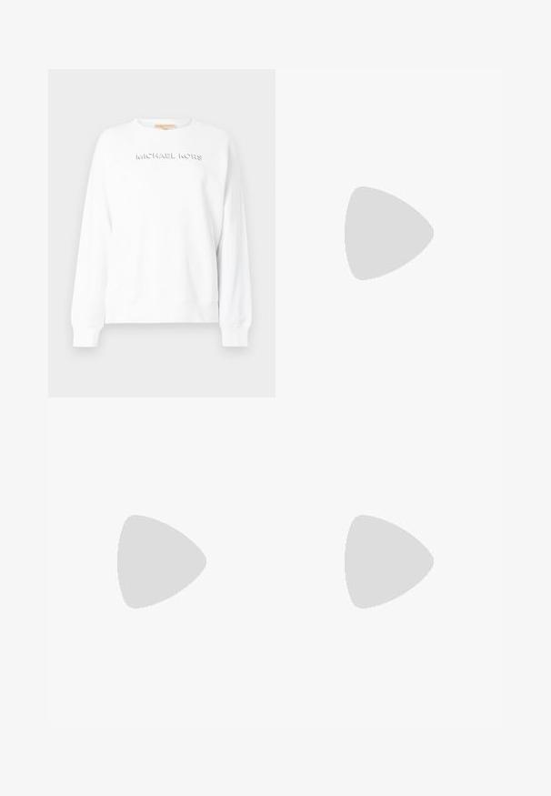 Sudadera blanca de manga larga, con el logo en relieve "MICHAEL KORS" en el frente. Hecha de suave tejido de algodón. Diseño clásico con cuello redondo.; Jeans de mezclilla en azul oscuro, con corte recto, diseño de cinco bolsillos y cierre frontal de botón metálico. Textura suave, sin patrones visibles.; Zapato de tacón alto beige, con punta afilada, acabado de cuero liso, tacón de aguja delgado, diseño minimalista con un sutil detalle en la parte trasera.; Bolso bandolera de cuero color canela de Michael Kors con cierre de cremallera, borde negro y correa desmontable con charm de logo.