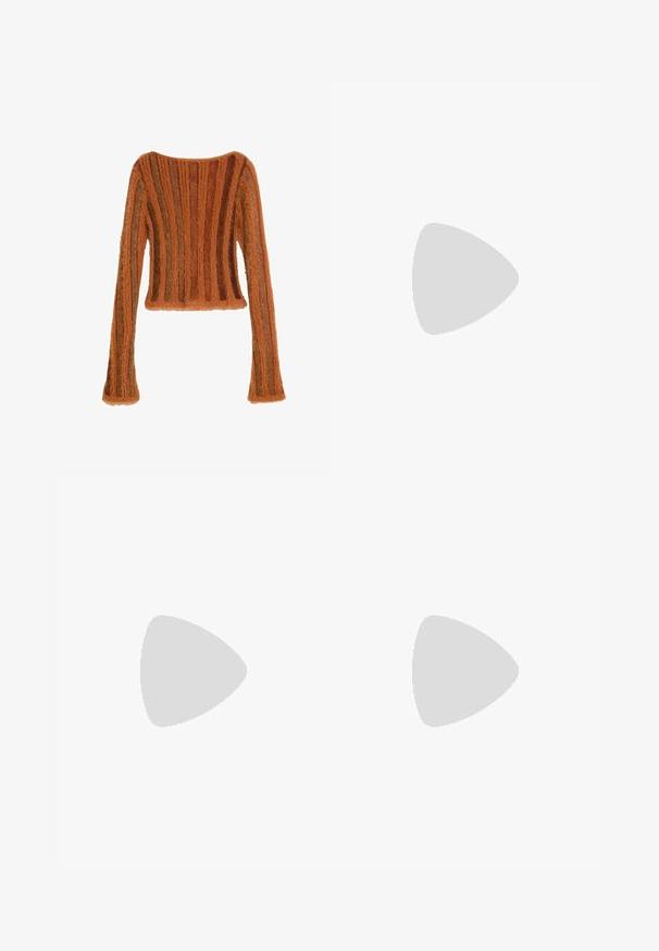 Langærmet, blød cropped sweater med lodrette striber i nuancer af brun og orange på hvid baggrund.; Langærmet kjole med multicolore bølgemønster i blå, orange, gul og hvid, med lav talje og plisseret nederdel.; Beige læder ankelstøvle med firkantet tå, synlige sømme og chunky sort skulptureret blokhæl på hvid baggrund.; Farveblok-læderhåndtaske i orange, beige, bordeaux, grøn og lyserød med guldlås og dobbelt bordeaux stropper, en kort og en lang.