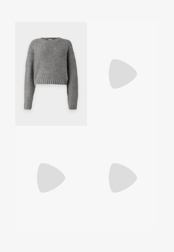 Noisy May NMSANNE O NECK DIAMANTÉ  - Pullover - dark grey melange; Shorts en simili cuir noir avec un devant plissé, des jambes larges et des détails en boutons sur la taille. Texture lisse, design soigné.; Bottes noires en cuir, montant jusqu'au genou, avec un bout pointu et un talon épais. Le design présente une texture lisse et des lignes minimalistes.; Sac d'épaule rectangulaire noir avec une sangle réglable unique et une fermeture éclair supérieure sur un fond uni.