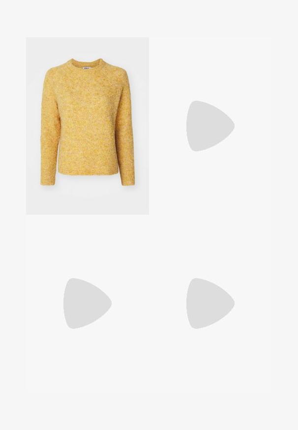 Pull en maille jaune avec une finition texturée, col rond et manches longues. Présente une coupe décontractée et des variations tonales subtiles.; Pantalons à carreaux gris avec une coupe slim, dotés d'une taille haute et de poches latérales zippées. Le tissu a une texture lisse et un motif détaillé.; Chaussure noire style Mary Jane avec semelle épaisse nervurée et bride à boucle, reposant sur un tapis bleu texturé avec arrière-plan flou.; Sac à main en cuir noir au design structuré, avec une poignée arrondie et une bandoulière amovible. Présente une texture lisse et un éclat subtil.
