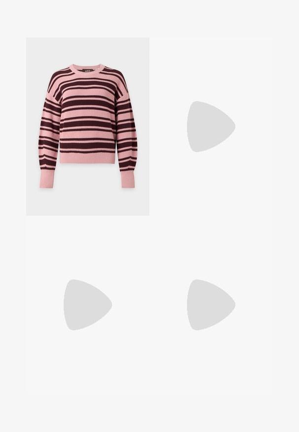 Gebreide trui met lange mouwen met horizontale roze en donkerbruine strepen en geribde boorden en zoom.; Donkerblauwe denim jeans met een rechte snit, vijf zakken, knoop- en ritsluiting, en minimale stikdetails. Gladde textuur.; Zwarte suède en leren sneaker met een crèmekleurige zij-swoosh en lichte crèmekleurige hiel. Voorzien van beige veters en een gumrubberen zool.; Kleine zwarte glanzende handtas met twee lange hengsels en zijkant trekkoord details op een effen lichte achtergrond.