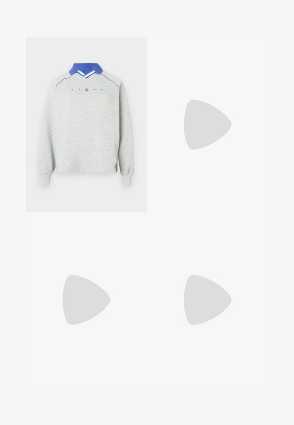 Sudadera de manga larga gris claro con cuello de polo azul, ribete azul en los hombros y texto "NIKE" con un logo circular en el pecho.; Camiseta Nike azul de manga corta con cuello redondo y logo blanco de Nike en la parte superior izquierda del pecho sobre un fondo liso.; Pantalones negros hechos de una tela suave, con una cinturilla ajustada, frente con pliegues y pierna entallada con dobladillos.}}; Zapatillas Nike blancas y plateadas con tejido de malla, detalles reflectantes y una suela beige. Llevadas con calcetines negros, de pie sobre una superficie azul.