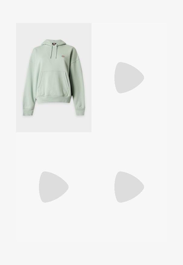 Vaaleanvihreä hupullinen pusero, jossa edessä kengurutasku, kiristysnauhakuusi, resorimitat ja pieni logotarra rinnassa.; Valkoinen puuvillainen t-paita, jossa on pyöreä musta ja vihreä logo vasemmassa rinnassa. Klassinen pyöreä kaula-aukko ja lyhyet hihat, joissa on sileä pinta.; Oliivinvihreät leveälahkeiset collegehousut, joissa joustava vyötärönauha ja musta kiristysnauha. Vasemmassa reidessä pieni neonkeltainen logo.; Valkoinen Nike-juoksukenkä, jossa on verkko- ja synteettinen päällinen, lepää metalliverkko lattialla pehmeässä luonnonvalossa.