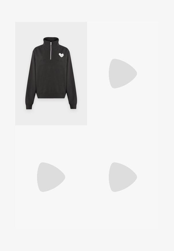 Pull-over en polaire noir à fermeture quart de zip avec col montant, poignets et ourlet côtelés, arborant un petit graphique blanc en forme de cœur sur la poitrine.; T-shirt rose clair avec un graphisme de deux soleils avec des visages entourant un ovale rouge portant le texte « Santa Cruz », ainsi que des petites étoiles et planètes éparpillées.; Pantalon noir à jambes larges avec plusieurs grandes poches avant et des détails en rivets métalliques, avec une fermeture par bouton et zip à la taille.; Baskets en suède noir avec des accents et des lacets blancs, présentant une épaisse semelle blanche et des coutures contrastantes, associées à une chaussette blanche.