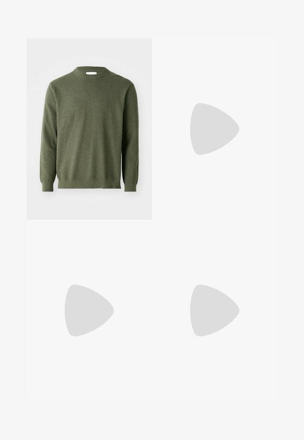 Oliven grøn strikket sweater med rund halsudskæring, ribbede manchetter og kant, samt et struktureret stofmønster; medium tykkelse og lange ærmer.; Grøn bomulds T-shirt med rund halsudskæring, korte ærmer og en lille blå tekstdetalje på venstre brystområde. Glat tekstur.; Sorte denim jeans med lige ben design, fem lomme-stil og knaplukning. Glat tekstur med subtile stikninger detaljer.; Sorte ruskinds sneakers med hvide gummisåler, med runde snørebånd, lav-top design og en glat overflade.