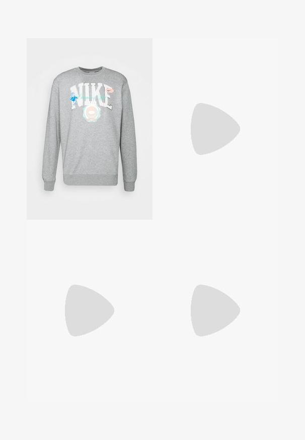 Nike Sportswear CREW VARSITY - Sudadera - dark grey heather; Camiseta blanca de manga corta hecha de algodón, con un logo Jumpman negro en el pecho y un cuello redondo con una etiqueta interior negra.; Pantalones deportivos de un azul claro, confeccionados en una tela suave, con una waistband elástica y cordón, bolsillos laterales y un pequeño logo negro en el muslo.; Zapatos deportivos negros con un diseño elegante, que presentan un destacado logo de Nike en blanco, superposiciones texturizadas y una suela moldeada distintiva.
