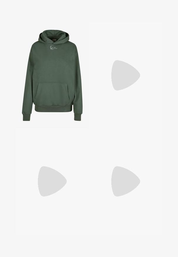 Grüne Kapuzen-Sweatjacke aus weichem Material, mit einer Fronttasche, gerippten Bündchen und einem weißen Logo auf der Brust.; Grünes Baumwoll-T-Shirt mit entspanntem Schnitt, geripptem Rundhalsausschnitt und kurzen Ärmeln. Mit weißem, gesticktem Text auf der Brust.; Minzgrüne Badehose mit weißen vertikalen Streifen. Verfügt über einen elastischen Bund und ein gesticktes 'KANI'-Logo in dunkelgrün. Glatte Textur.; Weiße Sneaker aus synthetischem Material mit perforierten Details, flachen Schnürsenkeln, einer strukturierten Sohle und einem marineblauen Logo an der Seite und Ferse.