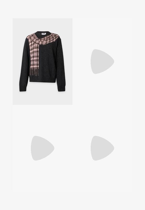Pull noir à manches longues avec un motif d'écharpe à carreaux rose et marron drapé en diagonale sur la poitrine et l'épaule.; AERON RUDENS SKIRT - Jupe trapèze - black; Pompe à talon haut en cuir noir avec bout pointu ; présente une accentuation métallique dorée sur le capuchon. Surface lisse avec un design épuré.; Sac à main en cuir matelassé noir avec bandoulière chaîne dorée et logo Love Moschino doré au centre devant.