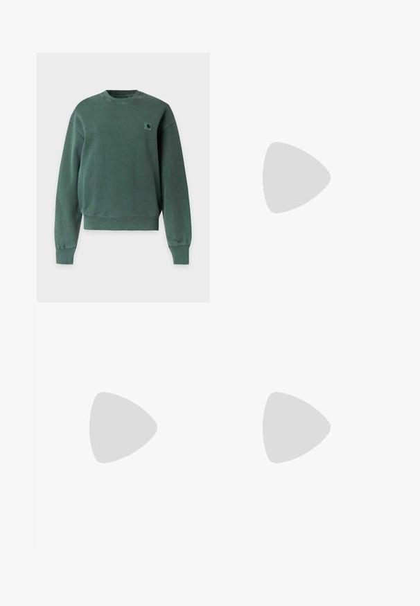 Grøn sweatshirt med rund hals og lange ærmer, ribkanter på ærmer og bund, med et lille firkantet logo på venstre bryst.; Langærmet grå t-shirt lavet af bomuld, med rund halsudskæring og elastiske manchetter, samt et lille firkantet logo på brystet.; Blå denim jeans med vide ben, høj talje, kontrastsyninger og klassisk fem-lomme design. Struktureret stof med en glat overflade.; Hvide lædersneakers med sorte striber, gummirubber sål, rund tå, snørelukning og blød grå ruskinds tåhætte.