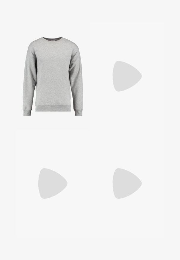 Lichtgrijze sweater met lange mouwen en ronde hals, met geribde manchetten en zoom, effen zachte stof, geen zichtbare patronen of logo's.; Effen wit oversized T-shirt met korte mouwen en een ronde hals, met een zwart label aan de binnenkant van de achterkant van de kraag, getoond op een lichte achtergrond.; Blauwe straight-leg denim jeans met knoop- en ritssluiting, ceintuurlussen en een vijfzakkenontwerp.; Witte canvas sneakers met een rubberen zool, voorzien van zes oogjes, een gestructureerde neuskap en een minimalistisch ontwerp.