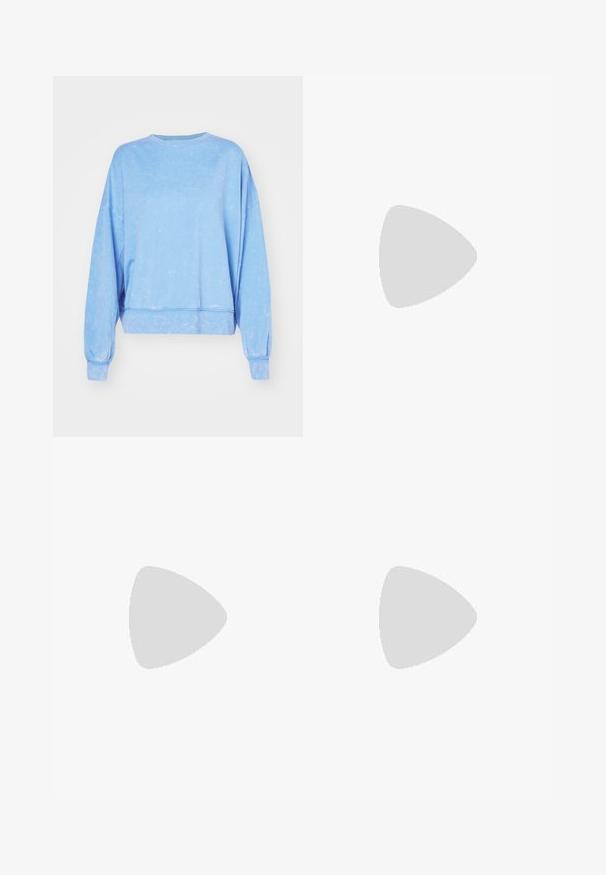 Noisy May NMROBIN GRINDING - Sweatshirt - allure; Even&Odd Langærmet T-shirt - orange; Denim shorts i gradient blå vask med frynset kant og sorte frynsedekorationer på siderne, med forlommer og et liv. ; Marine læder knæhøj støvle, blank finish, spids tå, slank stiletto hæl, sømløst design, har en subtil guldaccent.