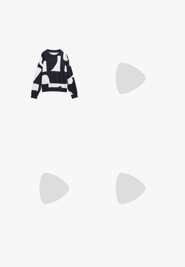 Sudadera azul marino con formas abstractas en blanco, hecha de tela suave. Presenta un cuello redondo y puños acanalados para un ajuste holgado.; Pantalones negros ajustados con cintura alta, pinzas y pierna entallada. Tejido liso sin patrones ni adornos visibles.; Zapatillas de lona blancas con un diseño de corte bajo, puntera redonda, seis ojetes y suela de goma texturizada. Material suave con acentos mínimos.; Pendientes de aro de plata, forma circular, textura lisa y brillante, y ancho constante en toda su extensión. Diseño minimalista sin acentos adicionales.