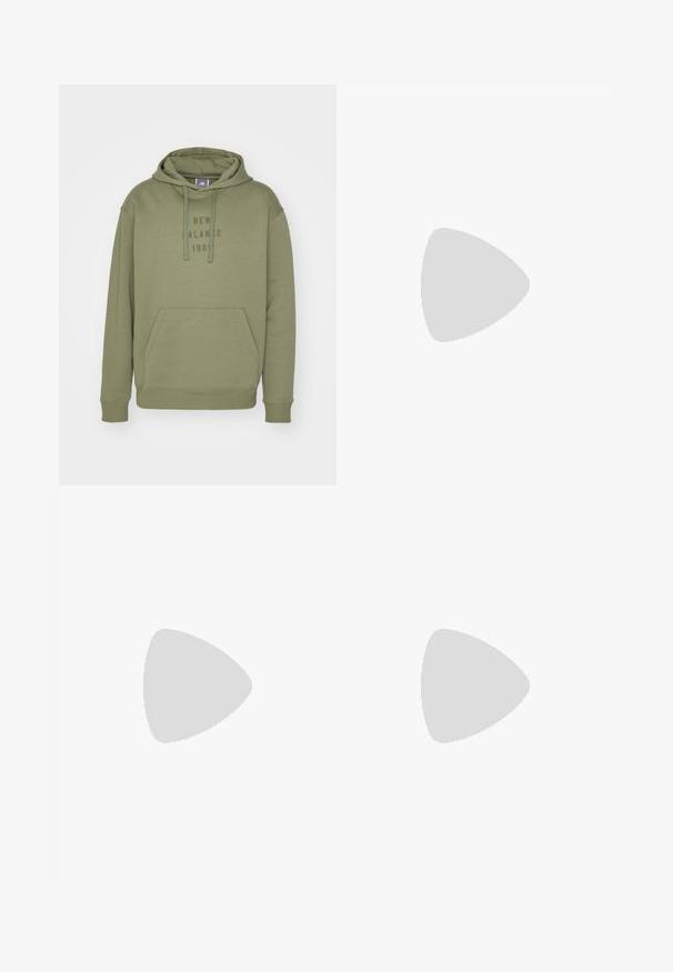 Sudadera verde oliva hecha de una suave mezcla de algodón. Presenta un bolsillo canguro, capucha con cordones y el logo 'New Balance 1901' en una impresión más oscura.; Camiseta de manga larga blanca de algodón. Cuenta con un pequeño logo dorado en el pecho y un cuello redondo. Diseño simple y corte estándar.; Pantalones de chándal verde claro, hechos de algodón suave, con cintura elástica y cordón, piernas ajustadas y puños gather.; Zapatilla de correr Nike gris y negra con cordones blancos y suela beige, mostrada de lado sobre un fondo neutro.