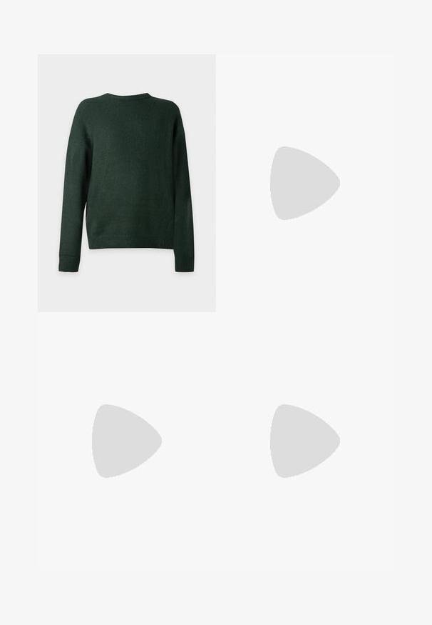 Pull en maille vert foncé à manches longues avec un col rond et des poignets et ourlet côtelés, présenté de dos sur un fond uni.; Chemise noire à manches longues avec boutons, col et poche poitrine, présentée à plat sur un fond gris clair.; Jeans noirs à jambes droites avec cinq poches et des détails délicatement usés sur un fond clair uni.; Chaussure en cuir noir à bout arrondi, présentant un design à lacets, une semelle en caoutchouc noire robuste et un petit onglet de talon à l'arrière.