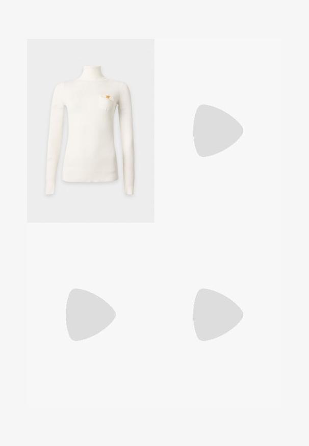 Jersey blanco de canalé con cuello alto, mangas largas y un pequeño bolsillo en el pecho con un pin de logo en tono dorado.; Pantalones anchos negros con una apertura frontal, que presentan una textura suave y un forro blanco en contraste en el dobladillo. Cierre con cremallera en la parte trasera.; Zapato slingback de tacón alto marrón oscuro con punta afilada, textura de cocodrilo y pequeña hebilla dorada en la correa.; Bolsa de tela de color rojo oscuro con dos asas largas y un pequeño botón metálico redondo cerca del centro superior sobre un fondo liso.