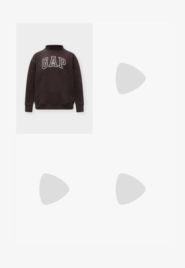 Mørkebrun sweatshirt med høj krave og lange ærmer, med stor hvid omrids tekst "GAP Original" hen over brystet.; Blå denim jeans med en afslappet pasform, der har høj talje, lige ben, synligt syning og en lille detalje på venstre knæ.; Mørkebrune lædersneakers med hvidt tre-stribet design, en gummisål og "Samba" i gyldne bogstaver på siden. Klassisk lavtopform.; Mørkebrun læder skuldertaske med en blød, afslappet form og et snoet knudehåndtag på en ensartet hvid baggrund.