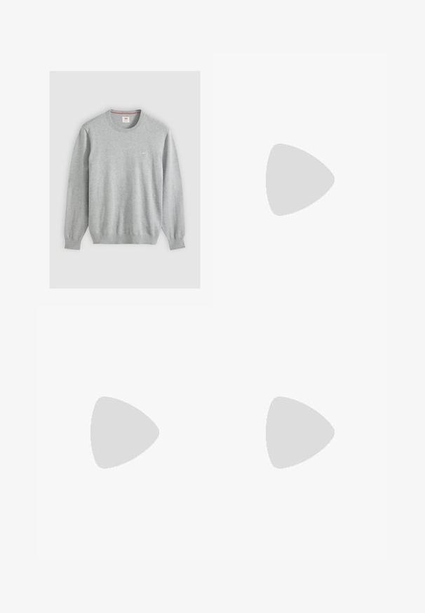 Lichtgrijze trui met ronde hals, lange mouwen, geribbelde manchetten en zoom, en een klein logo op de linkerborst.; Lange mouwen knoop shirt in lichtblauw met verticale strepen. Voorzien van een puntige kraag en een borstzak. Gemaakt van een gladde stof.; Beige wijde shorts van katoen, met een rechte snit, voorzakken en een zichtbare knoopsluiting in de taille.; Zwarte lederen instappers met een gladde afwerking, voorzien van een gestructureerde bovenband, lage hak en minimale stiksel-details.