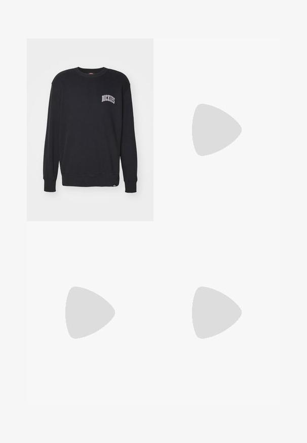 Dickies AITKIN CHEST UNISEX - Sweatshirt - black/plum; Pegador VINTO CARPENTER - Carpenter Jeans - washed black; Schwarzer Vans Slip-On-Sneaker mit weißer Gummisohle, weißen Nähten und elastischen Seiteneinsätzen, Ansicht von der Außenseite.; Halskette mit silberfarbener Curb-Kette, Karabinerverschluss und verstellbarer Verlängerungskette vor weißem Hintergrund.