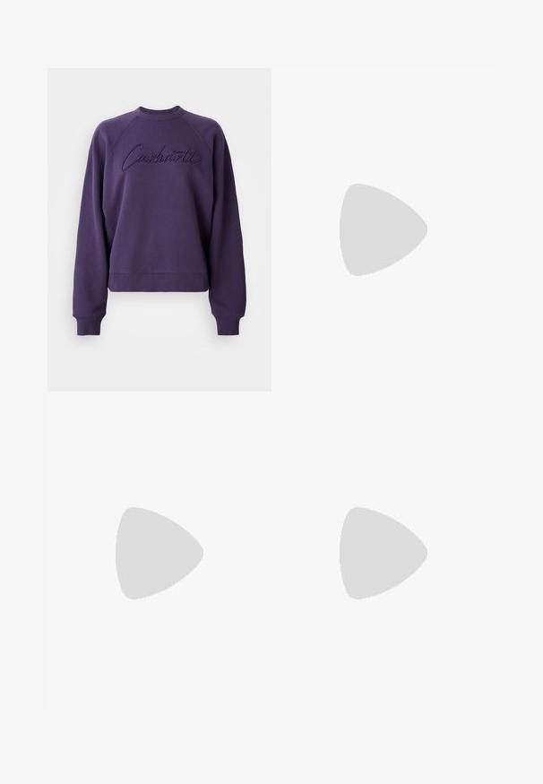 Sweatshirt violet avec un col rond et des manches raglan. Il présente le logo "Carhartt" brodé de la même couleur. Texture de tissu douce.; T-shirt en coton blanc avec un col rond, des manches courtes et une coupe décontractée. Présente un logo discret sur la zone gauche de la poitrine. Texture lisse.; Jean en denim à jambe large avec une teinte bleu moyen, doté d'une taille haute et de détails en panneaux contrastants. Fabriqué en coton robuste.; Baskets plateformes en cuir marron avec une tige texturée, surpiqûres blanches, fermeture à lacets et accent jaune sur le bord de la semelle.