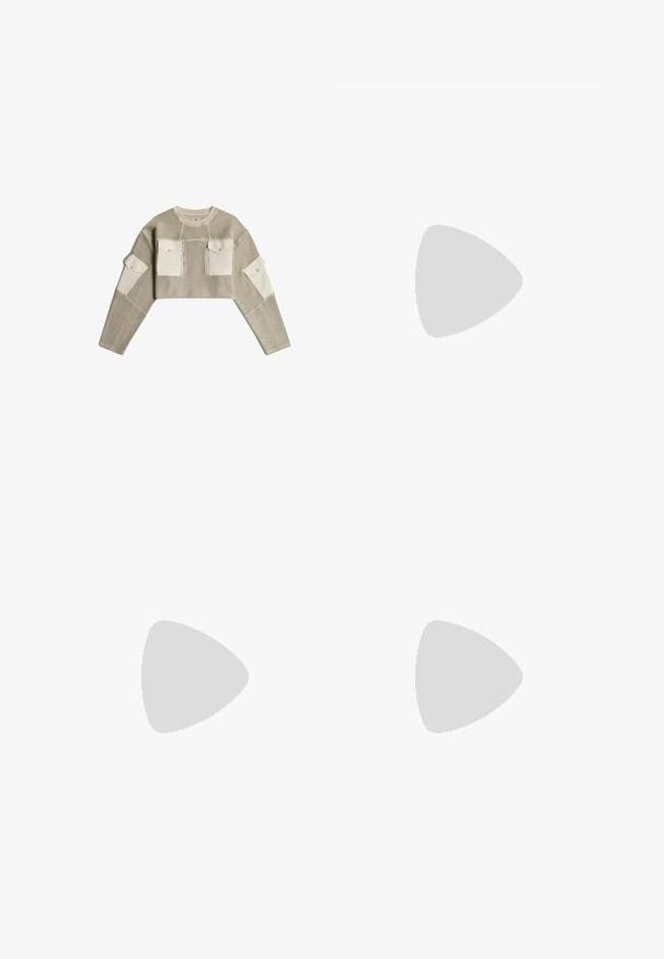 Gekürzter beiger Strickpullover mit cremefarbenen Stoffflicken auf Brusttaschen und oberen Ärmeln, mit Reißverschlüssen und Knöpfen.; Beige und dunkelgrau karierte Flanellhemd. Verfügt über eine durchgehende Knopfleiste, zwei Brusttaschen und einen umklappbaren Kragen. Locker sitzendes Design.; Olivgrüne Cargo-Hosen mit mehreren Taschen, Kordelzugbund und lockerer Passform. Der Stoff hat eine weiche Textur und wirkt robust und langlebig.; Hoher dunkelbrauner Leder-Schnürstiefel mit gelber Naht, dicker profilierter Sohle und Zugschlaufe hinten.