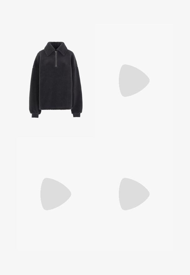 Fleece pullover in donkergrijs met een ritskraag, ingezette schoudernaden en elastische manchetten. Zachte textuur met een casual, ontspannen pasvorm.; Mouwloze donkerbruine satijnen top met een gedrapeerde halslijn en een gouden decoratieve gesp op de rechter schouder.; Zwarte high-waisted skinny jeans van rekbaar denim, met een knoop- en ritssluiting, vijf zakken en een gladde afwerking.; Zwarte rubberen kniehoge laars met een ronde neus, een lichte hak en een gespsluiting. Bevat het "HUNTER" logo op de voorkant.