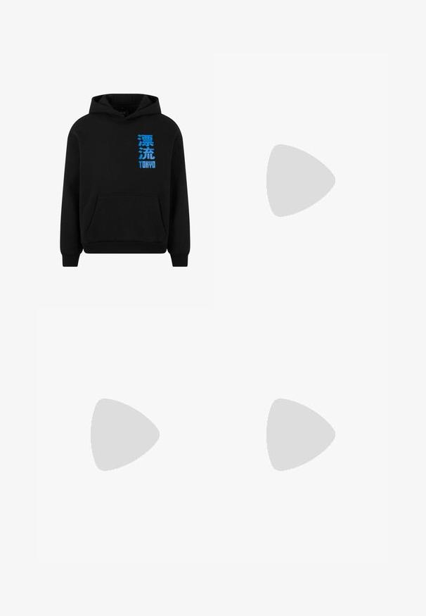 Schwarze Kapuzenjacke mit einer Fronttasche, die blauen japanischen Text und "TOKYO" auf der linken Seite zeigt. Weicher Stoff, Pullover-Design, gerippte Bündchen.; Schwarze Baumwollhosen mit einem elastischen Bund, zwei seitlichen Taschen und einer lockeren Passform. Sie verfügen über Nähte und ein minimalistisches Design.; Schwarzer klobiger Sneaker mit dicker Sohle, Schnürdesign, strukturierten Riemen und Metallakzenten an Ferse und Seiten vor hellem Hintergrund.; Kompakte schwarze Umhängetasche mit verstellbarem Schultergurt, zwei horizontalen Reißverschlusstaschen und einem kleinen Markenlogo-Patch unten rechts auf der Vorderseite.