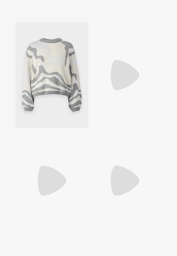 Jersey corto de punto con un patrón abstracto de olas en gris y crema. Textura suave con escote redondo y mangas sueltas.; Pantalones anchos de cuero sintético negro con cintura alta, detalles de botones en la cintura y pliegues delanteros.; Zapatillas negras de ante con detalles en cuero blanco, tres rayas blancas, cordones planos y una gruesa suela de plataforma gris. Marca "Gazelle" en dorado.; Bolso negro fruncido con asa recogida, apoyado sobre una esfera de piedra texturizada frente a una pared de hormigón beige.