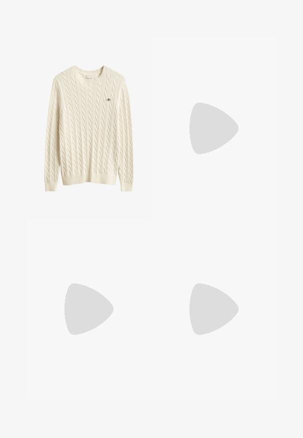 Pull torsadé couleur crème avec manches longues, col rond et petit logo brodé sur la poitrine gauche.; Chemise à manches longues à rayures verticales roses et blanches, avec poche poitrine et col boutonné sur fond blanc uni.; Pantalon en velours côtelé beige avec fermeture à bouton et à fermeture éclair, passants de ceinture et coupe droite sur fond blanc.; Mocassin marron en daim sans lacets avec couture moc toe et détail lacet, semelle en caoutchouc plate, garniture latérale et talon bas sur fond neutre.